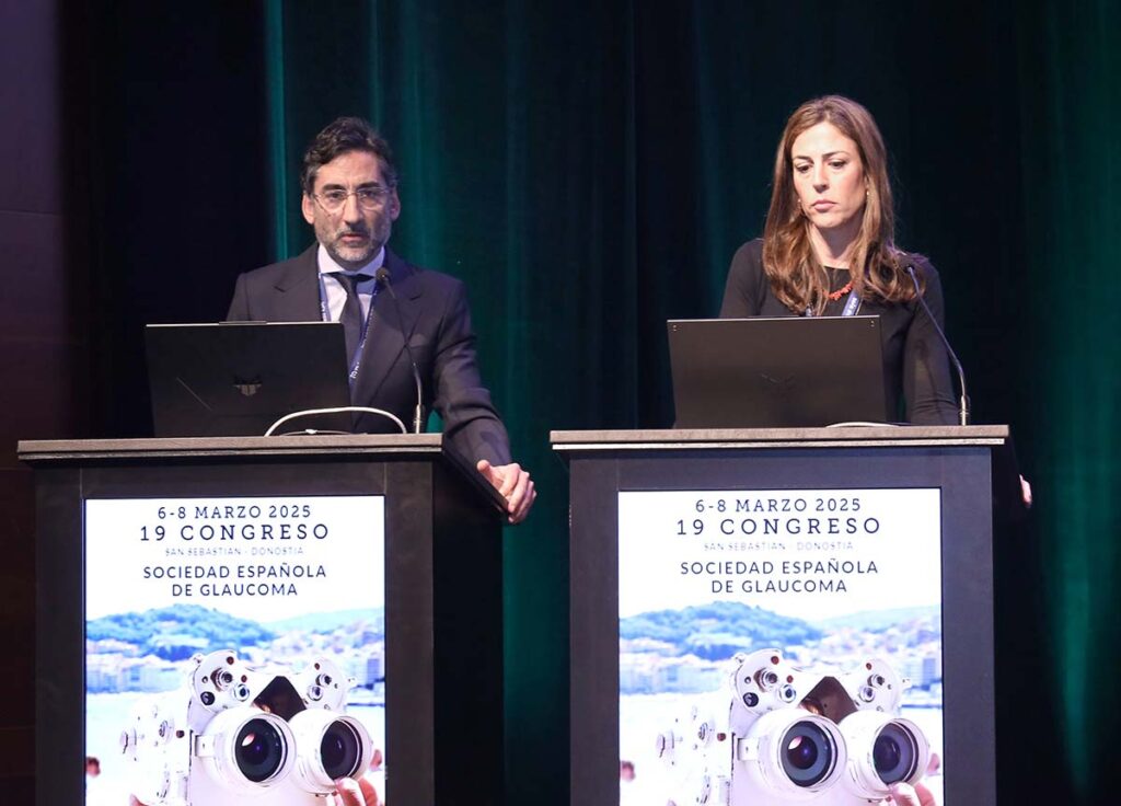 El Dr. Rafael Gimenéz y la Dra. María Parrilla durante la presentación de la
Monografia SEG 2025