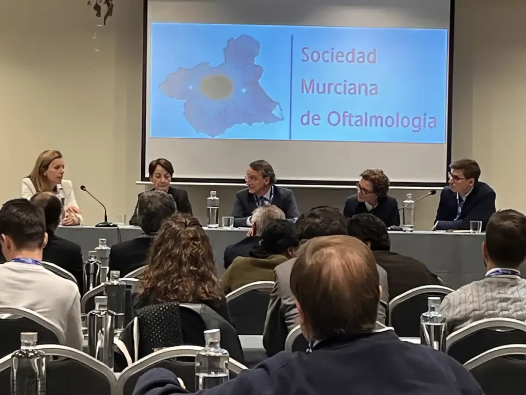 Vista parcial de la sala y de la mesa presidencial durante la jornada.