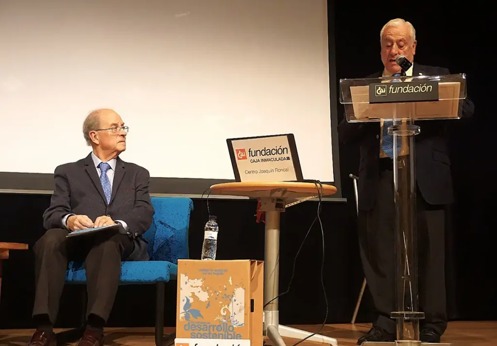 Dr. Rivera y Dr. Morell en la presentación del conferenciante Dr. Älvaro Vázquez.
Centro Joaquín Roncal 20-11-25.