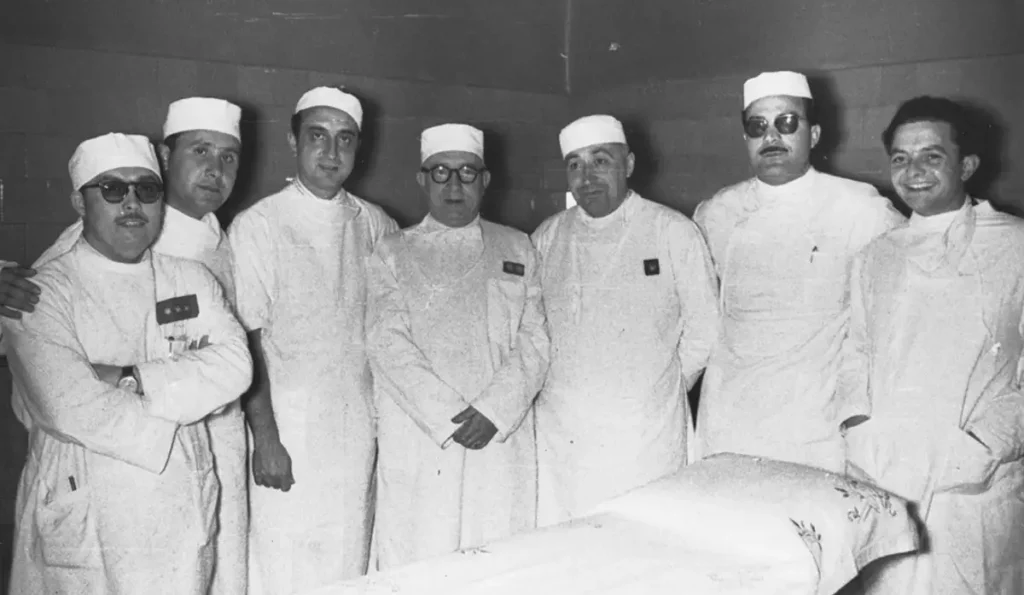 Mario Esteban, el primero de la derecha, residente de Oftalmología en el Hospital Militar de Carabanchel, con otros compañeros de la especialidad y de anestesia. El Dr. Gómez de Liaño, segundo por la izquierda.