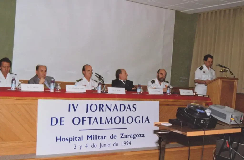 Dr. Mario Esteban, junto al Dr. Gómez de Liaño, presidiendo las IV Jornadas de Oftalmología del Hospital Militar de Zaragoza, Junio 1994.