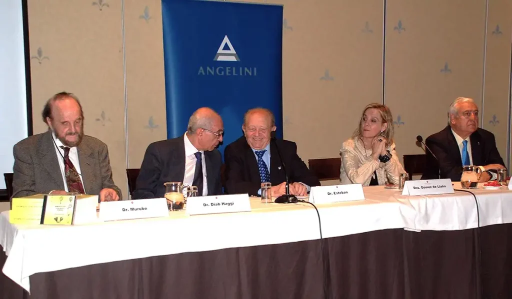 Presentación del Libro «Historia de la Oculística», junto al Prof. Murube, Dr. Fathi Diabb, Profesora Gómez de Liaño, Prof. de la Fuente y General Rivera.
Zaragoza 3 de Julio de 2013.