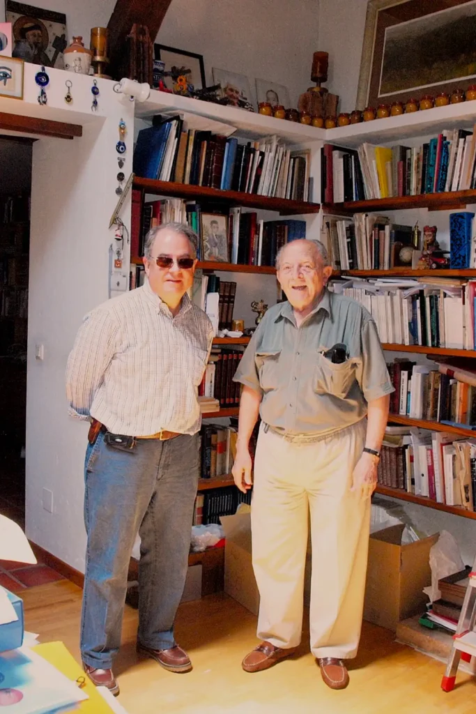 Dr. Mario Esteban en su biblioteca con el Dr. Morell. Junio 2011.