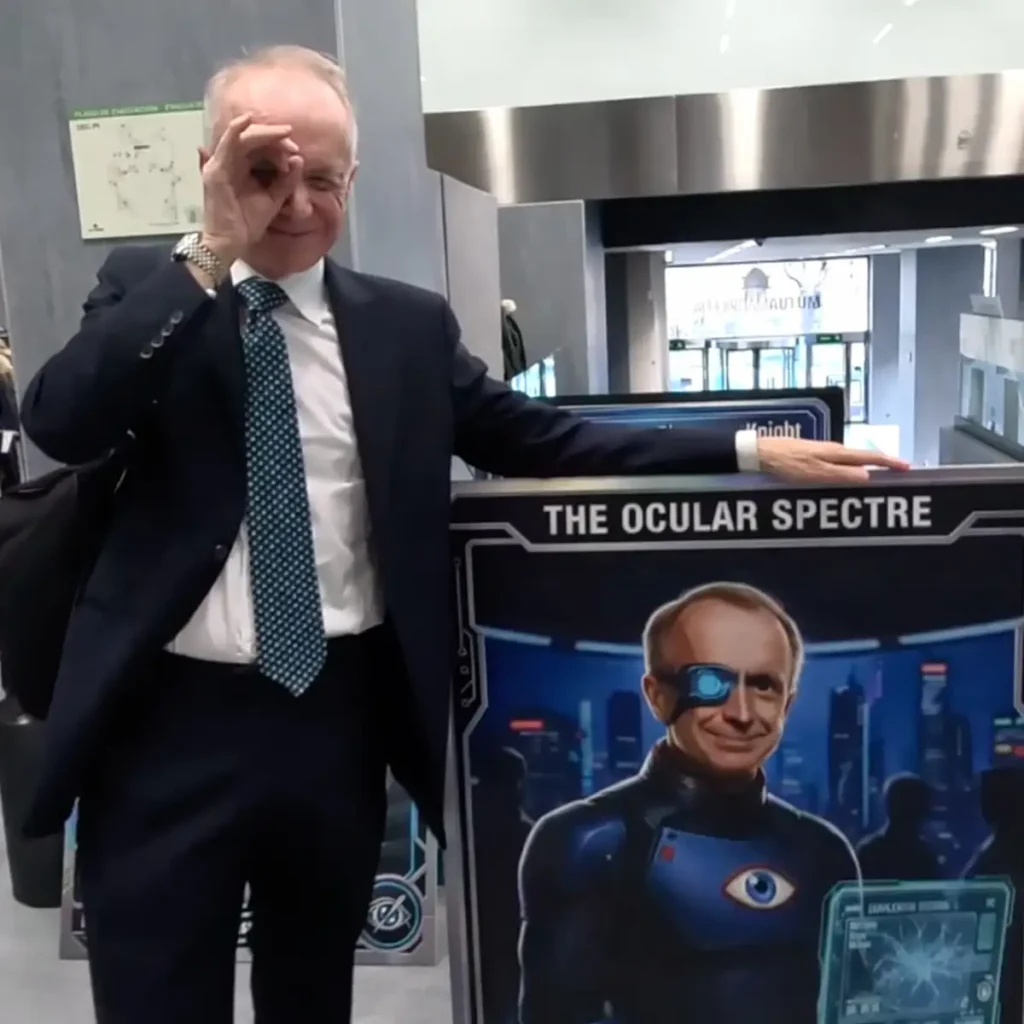 Dr. Keith Barton posa con su cromo de superhéroe.