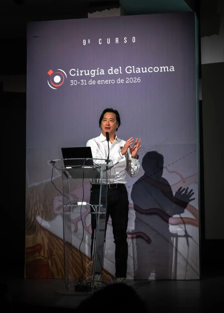 Dr. Sheng Lim en pleno momento de su ponencia magistral.