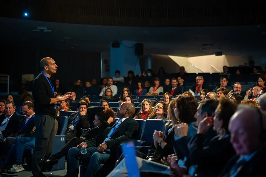 Dr. Navero captando la atención del auditorio.