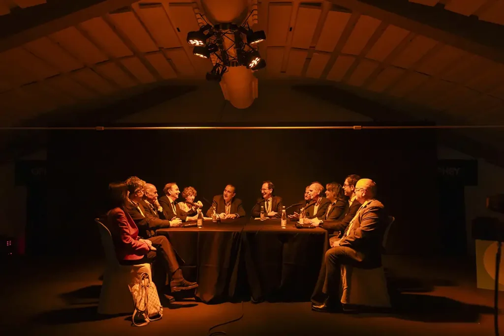 La mesa a oscuras de FacoElche abordando el tema de la deshumanización de la oftalmología.