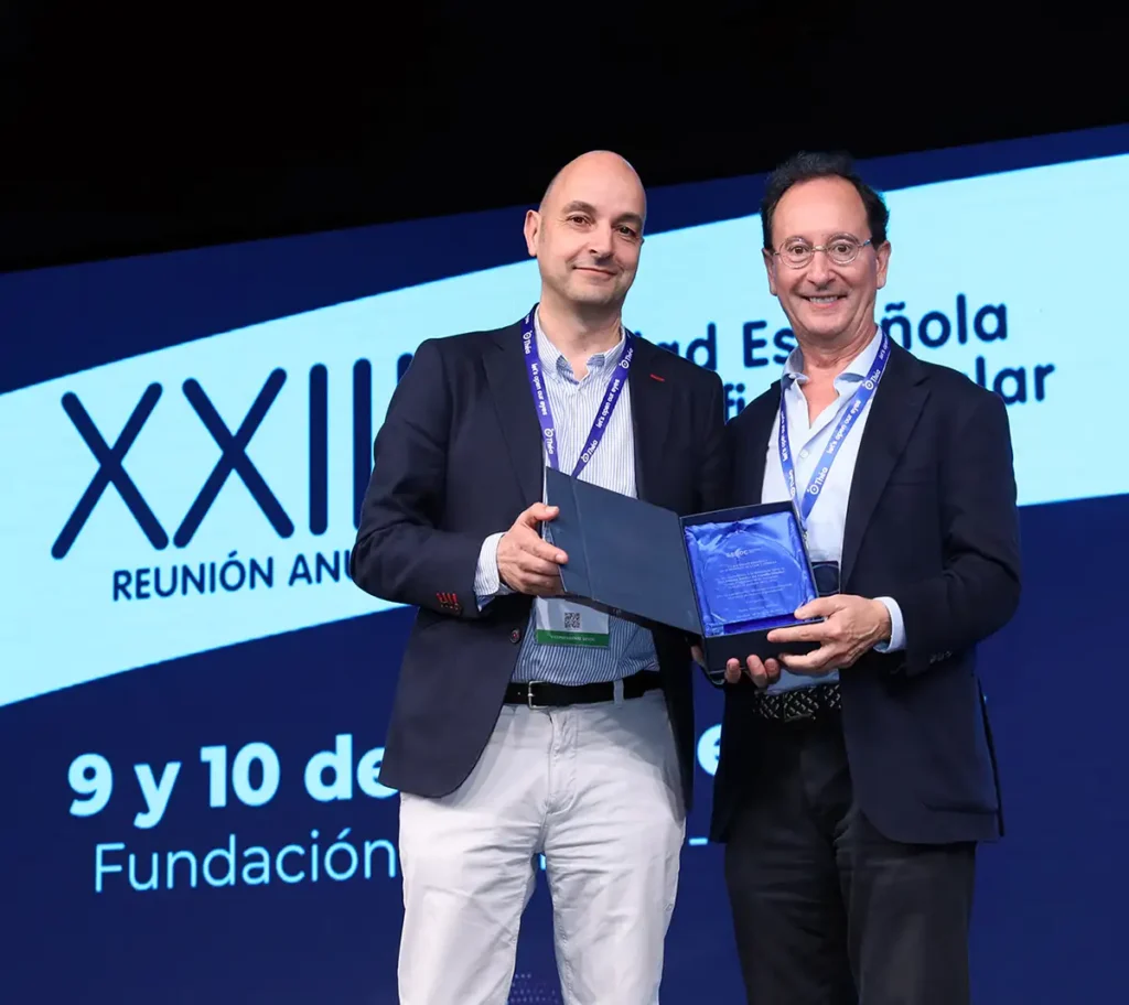 Entrega de placa al Prof. Benítez del Castillo.