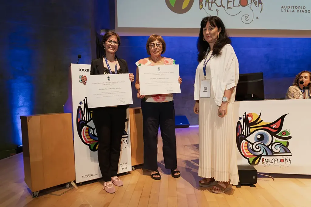 La Dra. Pilar Merino hizo entrega del diploma a las presidentes del Comité Local, Dras. N. Roselló y A. Galán.