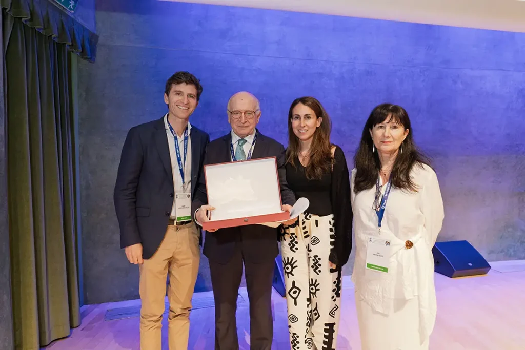 El Dr. Rodríguez Sánchez acompañado de sus hijos y la Dra. Pilar Merino.