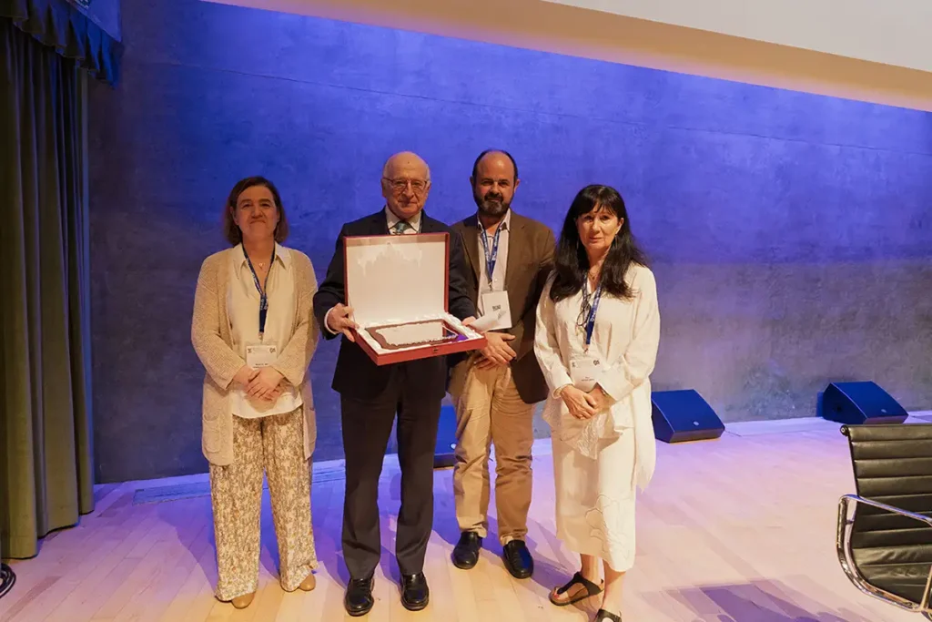 El Dr. Rodríguez Sánchez muestra la placa homenaje que se le entregó en el Congreso. Junto a él, de izda. a dcha., los Dres. Mar González, Alberto Reche y Pilar Merino.