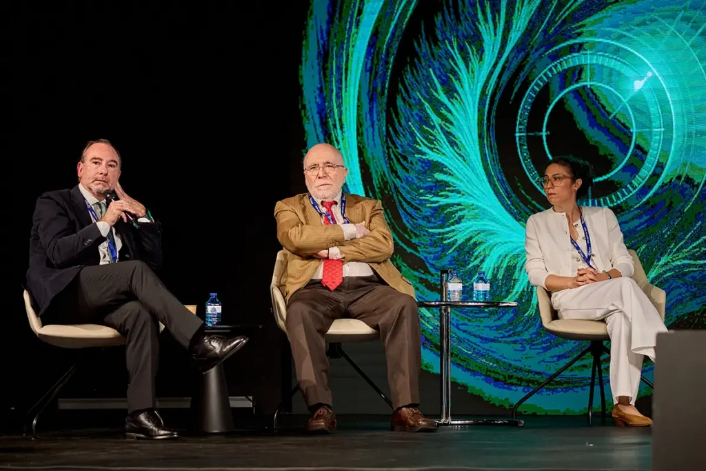 En la imagen, Dres. Javier Benítez del Castillo, Manuel González de la Rosa y Noemí Güerri.