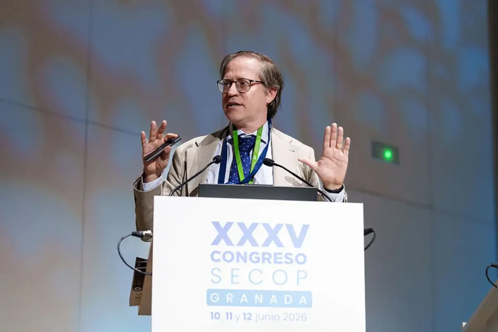 Dr. Luis Gutiérrez Rojas, psiquiatra, durante su ponencia Inaugural «Claves para mejorar la salud emocional».