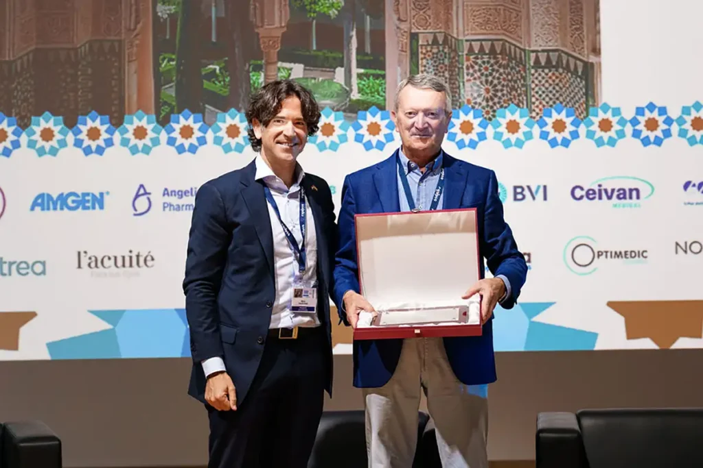 El Dr. Marco Sales hace entrega de la placa al mérito y reconocimiento por su trayectoria profesional al Dr. José V. Pérez Moreiras.