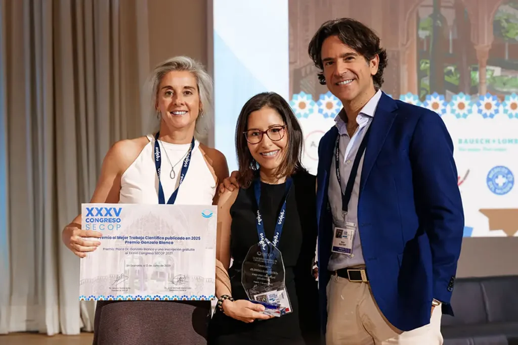 Los Dres. Nuria Ibáñez y Marco Sales hicieron entrega del Premio Gonzalo Blanco al Mejor Artículo Científico Publicado en 2025, a la Dra. María Carolina Bruzual, en reconocimiento a su trabajo «Impact of blepharoptosis surgery on vision-related quality of life and its correlation with contrast sensitivity changes».