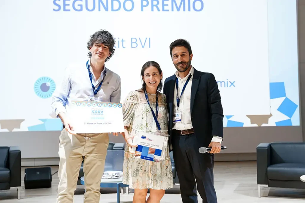 Foto de la ganadora del segundo premio de la Ruta SECOP, patrocinado por BVI y Farmamix.