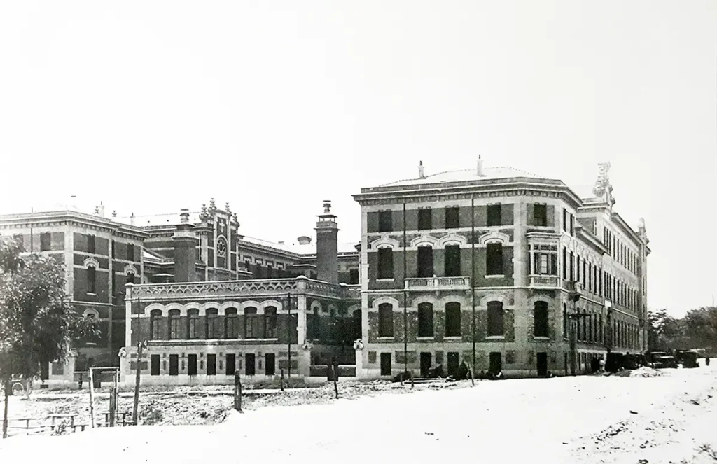 El Hospital en su vista lateral calle actual de Duque de Sesto.