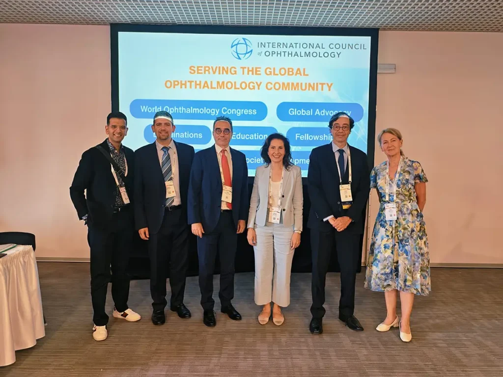 El Prof. García Feijoo y el Dr. Lerner junto a otros participantes.