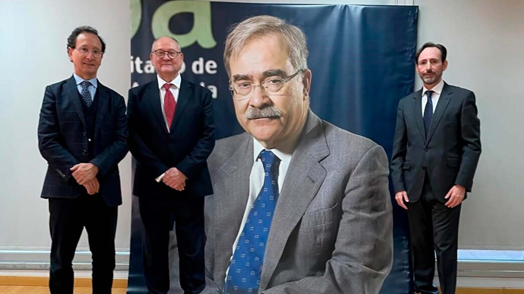 Imagen del recuerdo y homenaje que se le tributó al Prof. Pastor en la celebración del 30 aniversario del IOBA. Acompañan al Prof. Miguel J. Maldonado, los Profs. José Manuel Benítez del Castillo y Russell Foster.