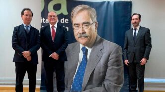 Imagen del recuerdo y homenaje que se le tributó al Prof. Pastor en la celebración del 30 aniversario del IOBA. Acompañan al Prof. Miguel J. Maldonado, los Profs. José Manuel Benítez del Castillo y Russell Foster.