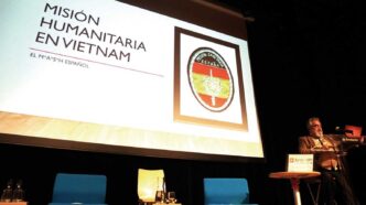 Javier Santamarta del Pozo durante su conferencia sobre la Misión Sanitaria en Vietnam del Sur.