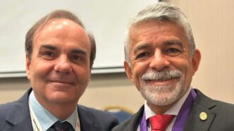 Los Dres. Gegúndez y Dantas, vicepresidente y presidente saliente de la PAAO respectivamente.