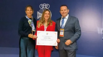 La Dra. Coral Arriola ganadora del premio Salado Marín.