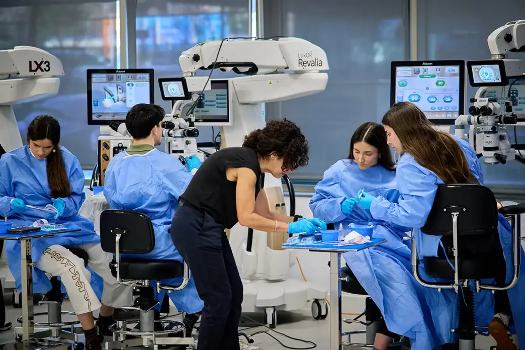 Primeras prácticas de los residentes en el Alcon Training Center de Madrid