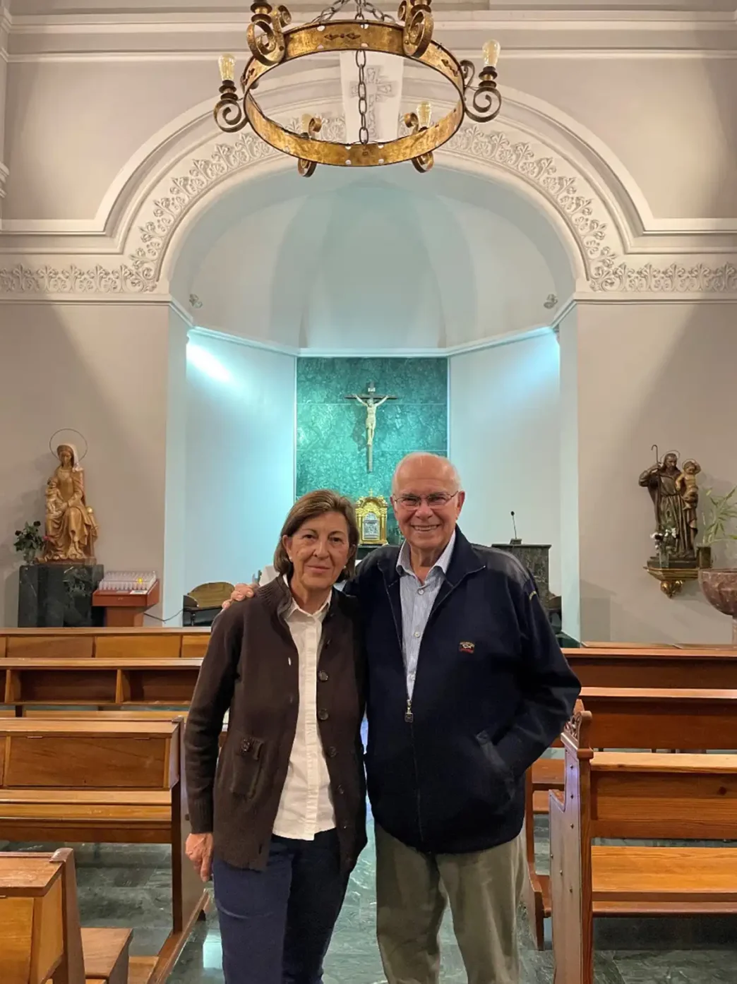 Los autores en la capilla del hospital Santa Cristina de Madrid.