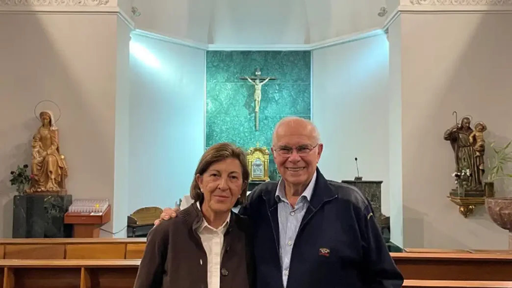 Los autores en la capilla del hospital Santa Cristina de Madrid.