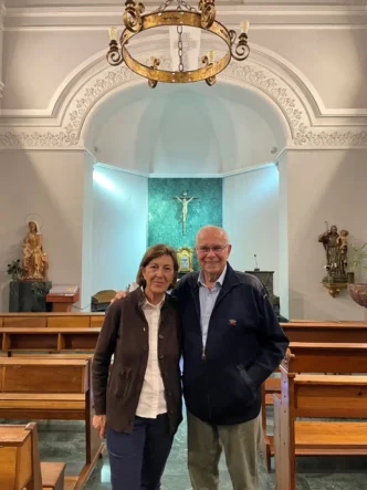 Los autores en la capilla del hospital Santa Cristina de Madrid.