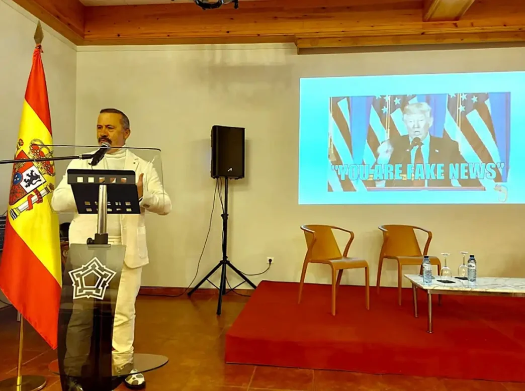 Dr. Enrique Santos Bueso durante su conferencia sobre Germán Beritens y el Astigmatismo del Greco. Jaca 15‑11-25.