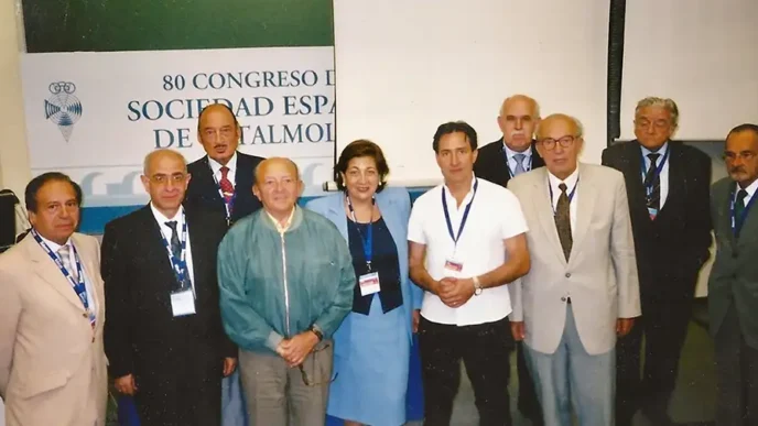 GHHO. X Reunión. 1 de octubre de 2004. Córdoba. 80.º Congreso SEO (Dcha. a izda.: Rafael Menacho, José Luis Munoa, José María Nadal, Carlos López de letona, José Luis Cotallo, Clara Jiménez, Mario Esteban, José María Simón, Fathi Diab y Pedro Fernández de la Fuente).