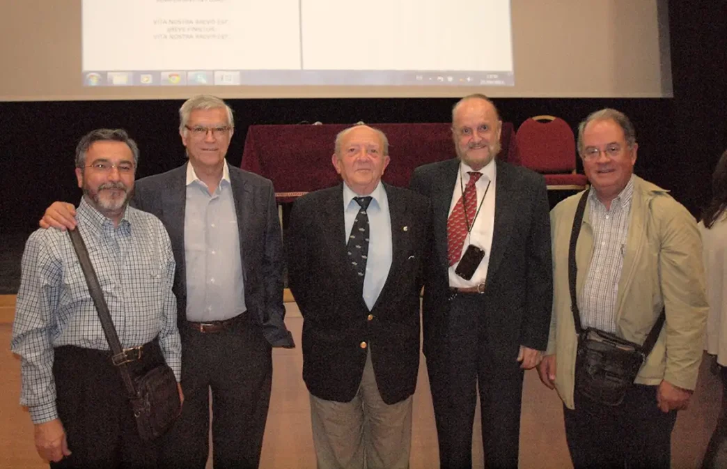 Mario Esteban con antiguos alumnos militares, de izda. a derecha: Dr. A. Rocasolano, Dr. J.L. Sancho, Prof. J. Murube y Dr. M. Morell. Homenaje de la SEO en Sepúlveda. Septiembre de 2013.