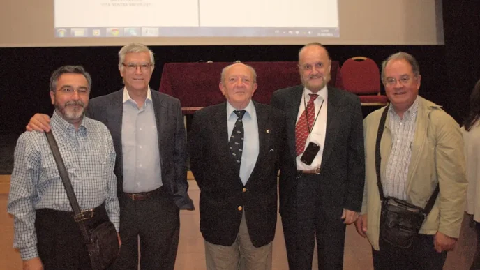 Mario Esteban con antiguos alumnos militares, de izda. a derecha: Dr. A. Rocasolano, Dr. J.L. Sancho, Prof. J. Murube y Dr. M. Morell. Homenaje de la SEO en Sepúlveda. Septiembre de 2013.