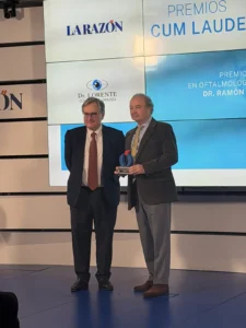 El director de la Razón, Paco Marhuenda entregando el premio al doctor Lorente.