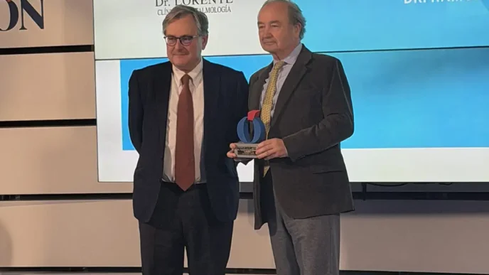 El director de la Razón, Paco Marhuenda entregando el premio al doctor Lorente.