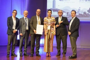 Entrega del diploma Menezo-Quintana 2026 al Dr. Juan Álvarez de Toledo Elizalde.
