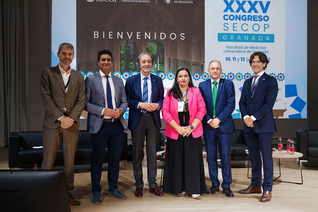 Foto de la Inauguración. De izq a dcha. Dr. Santiago Ortíz, Presidente del Comité Organizador, D. Manuel Reyes Nadal. Gerente del Hospital Universitario Clínico San Cecilio, D. Indalecio Sánchez-Montesinos García. Delegado Territorial de Salud y Consumo de Granada, Dra. María Ángeles García Rescalvo. Gerente del Hospital Universitario Virgen de las Nieves, D. Juan José Jiménez Moleón. Decano de la Facultad de Medicina de la Universidad de Granada, Dr. Marco Sales, Presidente de la Sociedad Española de Cirugía Oculoplástica (SECOP).