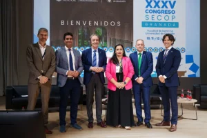 Foto de la Inauguración. De izq a dcha. Dr. Santiago Ortíz, Presidente del Comité Organizador, D. Manuel Reyes Nadal. Gerente del Hospital Universitario Clínico San Cecilio, D. Indalecio Sánchez-Montesinos García. Delegado Territorial de Salud y Consumo de Granada, Dra. María Ángeles García Rescalvo. Gerente del Hospital Universitario Virgen de las Nieves, D. Juan José Jiménez Moleón. Decano de la Facultad de Medicina de la Universidad de Granada, Dr. Marco Sales, Presidente de la Sociedad Española de Cirugía Oculoplástica (SECOP).