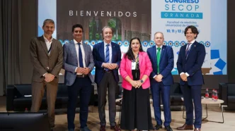 Foto de la Inauguración. De izq a dcha. Dr. Santiago Ortíz, Presidente del Comité Organizador, D. Manuel Reyes Nadal. Gerente del Hospital Universitario Clínico San Cecilio, D. Indalecio Sánchez-Montesinos García. Delegado Territorial de Salud y Consumo de Granada, Dra. María Ángeles García Rescalvo. Gerente del Hospital Universitario Virgen de las Nieves, D. Juan José Jiménez Moleón. Decano de la Facultad de Medicina de la Universidad de Granada, Dr. Marco Sales, Presidente de la Sociedad Española de Cirugía Oculoplástica (SECOP).