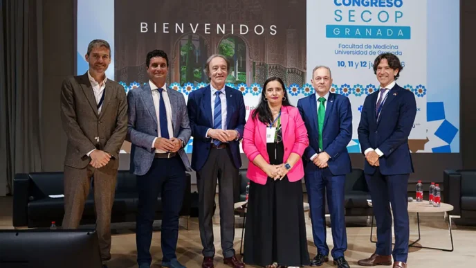 Foto de la Inauguración. De izq a dcha. Dr. Santiago Ortíz, Presidente del Comité Organizador, D. Manuel Reyes Nadal. Gerente del Hospital Universitario Clínico San Cecilio, D. Indalecio Sánchez-Montesinos García. Delegado Territorial de Salud y Consumo de Granada, Dra. María Ángeles García Rescalvo. Gerente del Hospital Universitario Virgen de las Nieves, D. Juan José Jiménez Moleón. Decano de la Facultad de Medicina de la Universidad de Granada, Dr. Marco Sales, Presidente de la Sociedad Española de Cirugía Oculoplástica (SECOP).
