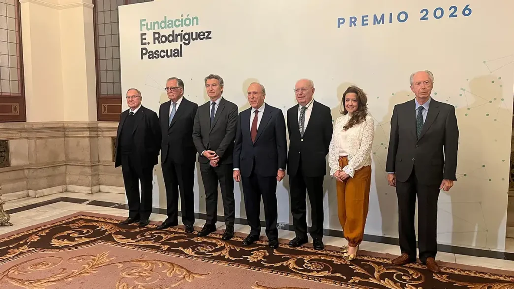 De izquierda a derecha: José Luis Bonet, Presidente de Camara España; Antonio Basagoiti, Presidente de la Fundación Eugenio Rodriguez Pascual; Alberto Núñez Feijóo, Presidente del Partido Popular; Luis Fernández-Vega Sanz, Presidente del Instituto Oftalmológico Fernández-Vega; Eduardo Díaz Rubio, Presidente de la Real Academia Nacional de Medicina; Fátima Matute, Consejera de Sanidad de la Comunidad de Madrid; Rafael de Salamanca, Presidente del Jurado del premio de la Fundación Eugenio Rodriguez Pascual.