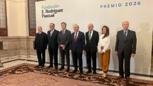 De izquierda a derecha: José Luis Bonet, Presidente de Camara España; Antonio Basagoiti, Presidente de la Fundación Eugenio Rodriguez Pascual; Alberto Núñez Feijóo, Presidente del Partido Popular; Luis Fernández-Vega Sanz, Presidente del Instituto Oftalmológico Fernández-Vega; Eduardo Díaz Rubio, Presidente de la Real Academia Nacional de Medicina; Fátima Matute, Consejera de Sanidad de la Comunidad de Madrid; Rafael de Salamanca, Presidente del Jurado del premio de la Fundación Eugenio Rodriguez Pascual.