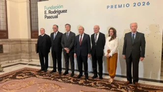 De izquierda a derecha: José Luis Bonet, Presidente de Camara España; Antonio Basagoiti, Presidente de la Fundación Eugenio Rodriguez Pascual; Alberto Núñez Feijóo, Presidente del Partido Popular; Luis Fernández-Vega Sanz, Presidente del Instituto Oftalmológico Fernández-Vega; Eduardo Díaz Rubio, Presidente de la Real Academia Nacional de Medicina; Fátima Matute, Consejera de Sanidad de la Comunidad de Madrid; Rafael de Salamanca, Presidente del Jurado del premio de la Fundación Eugenio Rodriguez Pascual.