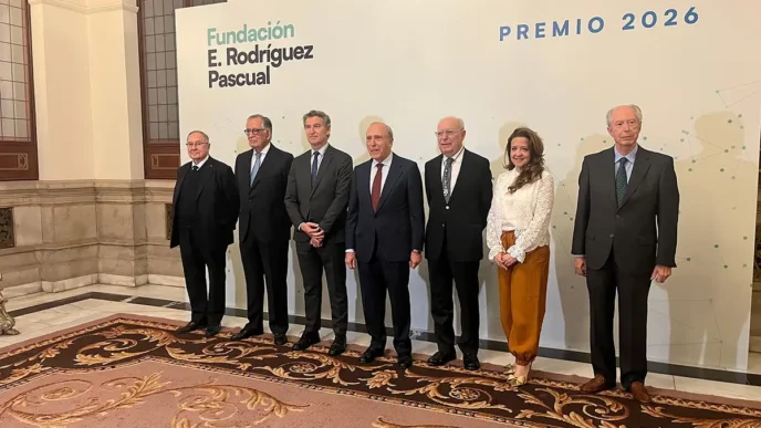 De izquierda a derecha: José Luis Bonet, Presidente de Camara España; Antonio Basagoiti, Presidente de la Fundación Eugenio Rodriguez Pascual; Alberto Núñez Feijóo, Presidente del Partido Popular; Luis Fernández-Vega Sanz, Presidente del Instituto Oftalmológico Fernández-Vega; Eduardo Díaz Rubio, Presidente de la Real Academia Nacional de Medicina; Fátima Matute, Consejera de Sanidad de la Comunidad de Madrid; Rafael de Salamanca, Presidente del Jurado del premio de la Fundación Eugenio Rodriguez Pascual.