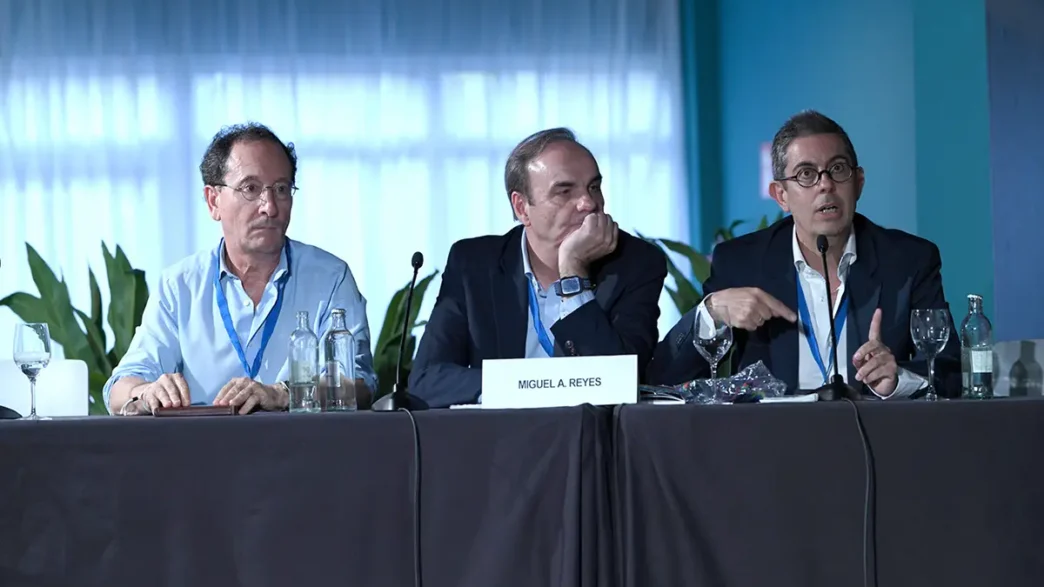 De izqda. a dcha. Prof. J.M. Benítez del Castillo Sánchez, Dr. J. A. Gegundez y Dr. H. Carreras.