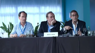 De izqda. a dcha. Prof. J.M. Benítez del Castillo Sánchez, Dr. J. A. Gegundez y Dr. H. Carreras.