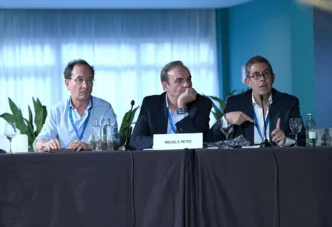 De izqda. a dcha. Prof. J.M. Benítez del Castillo Sánchez, Dr. J. A. Gegundez y Dr. H. Carreras.