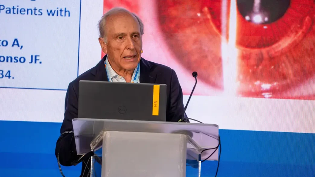 El Prof. Fernández-Vega durante su conferencia.